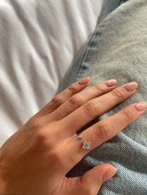 טבעת פרח משובץ זירקון