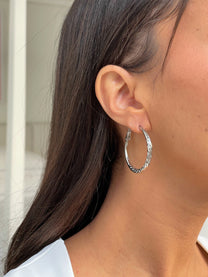 זוג עגילי חישוק לירי מעוטר גדול