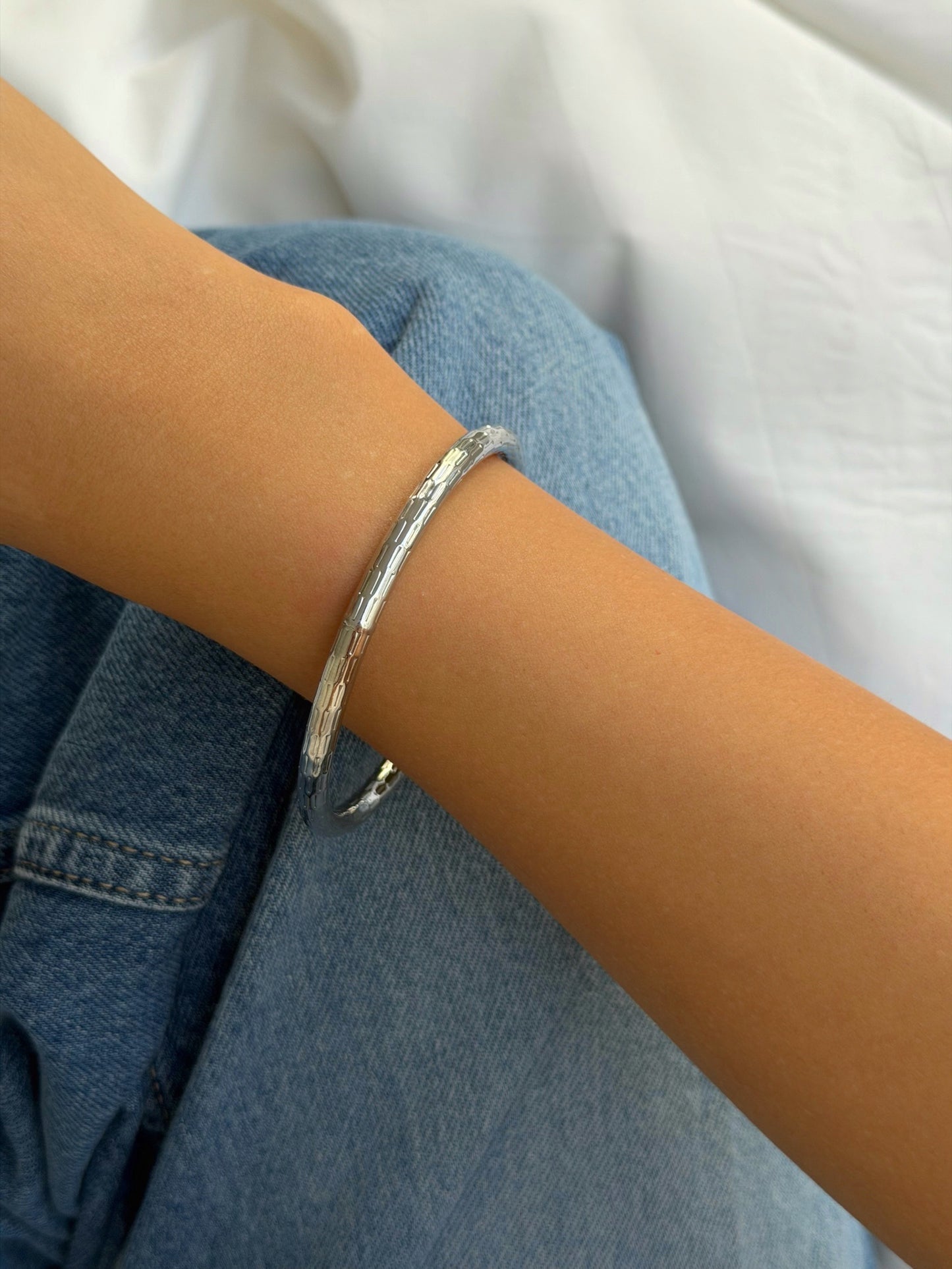 צמיד קשיח פס מעוטר