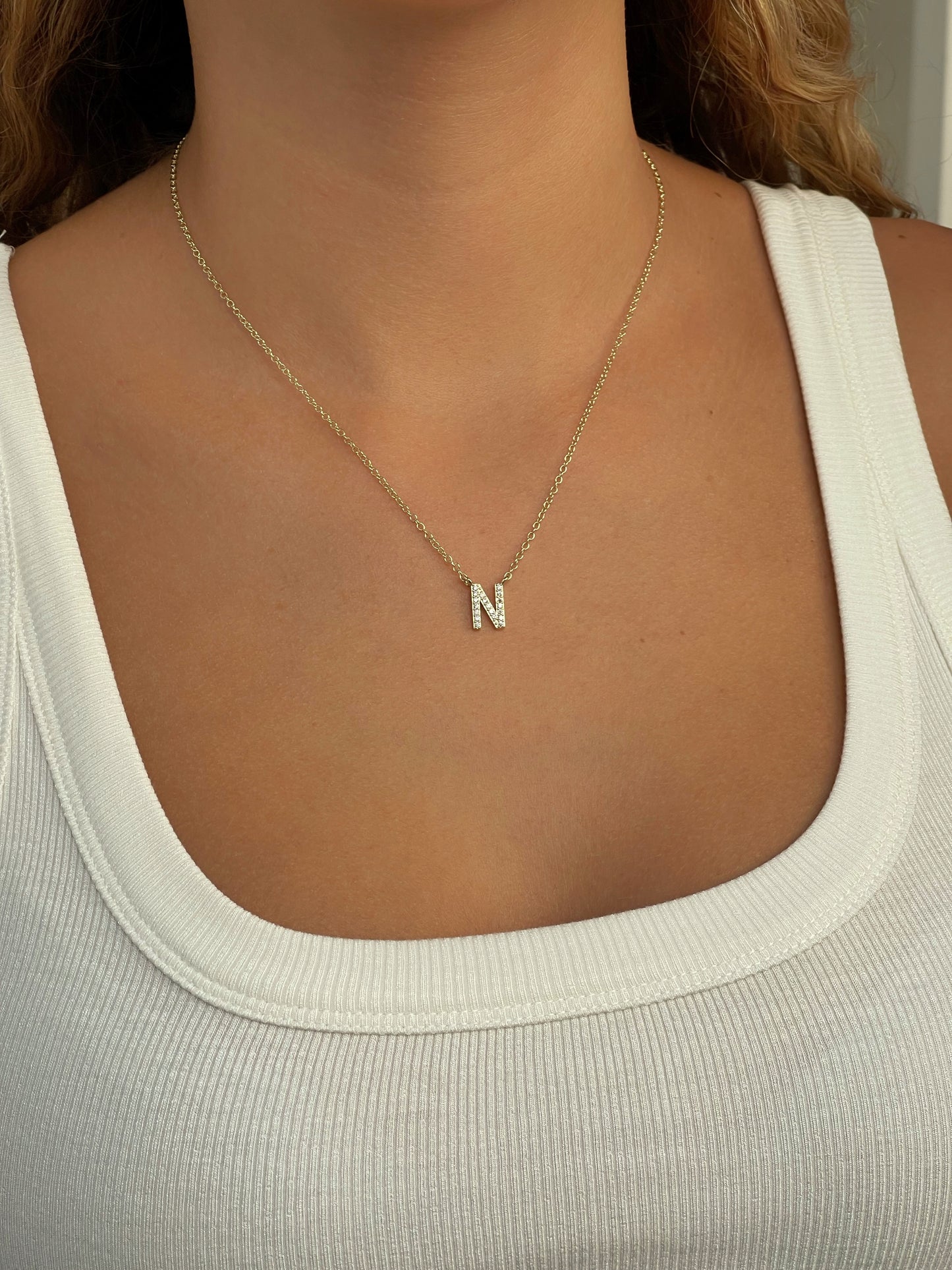 שרשרת אות משובצת עדינה