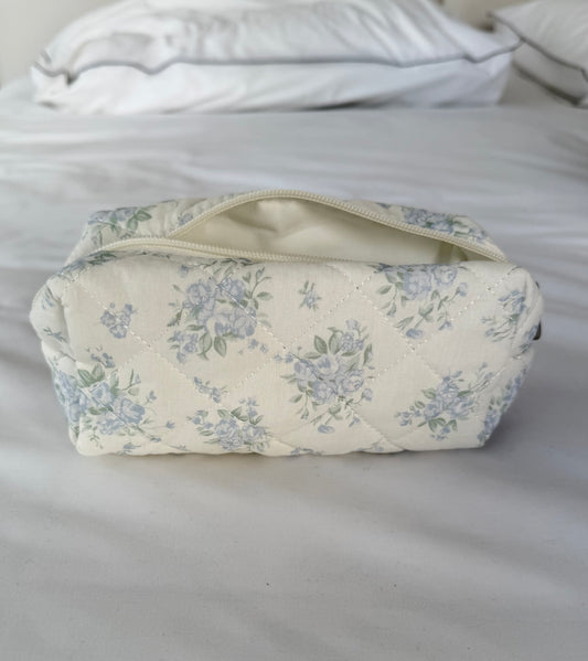 תיק איפור פרחים תכלת