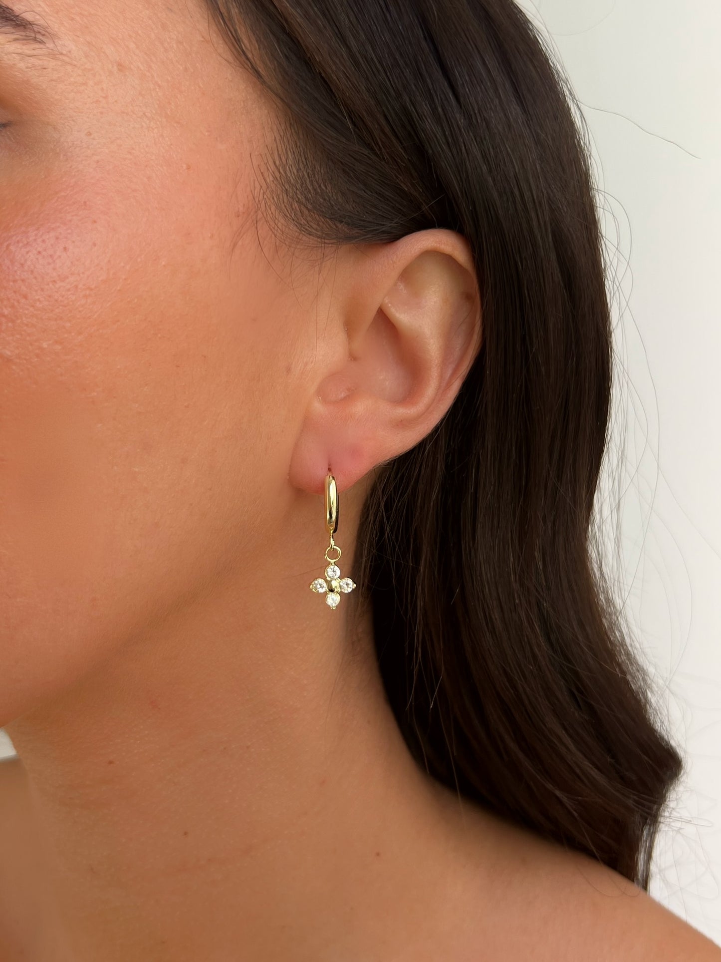 זוג עגילי חישוק פרח משובץ אל חלד