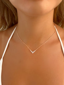 שרשרת וי עדינה