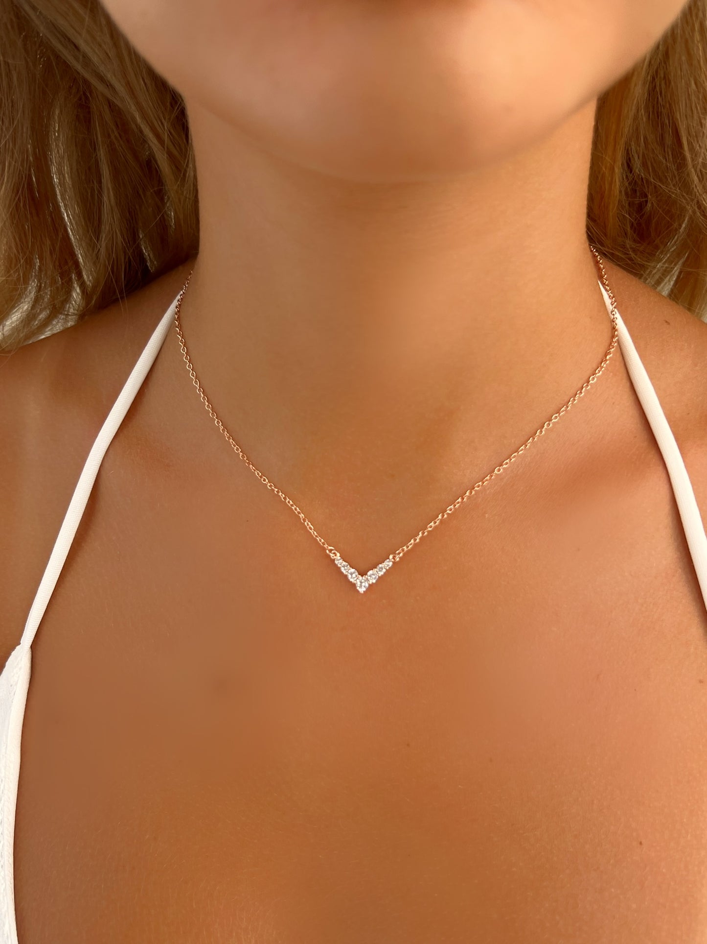 שרשרת וי עדינה