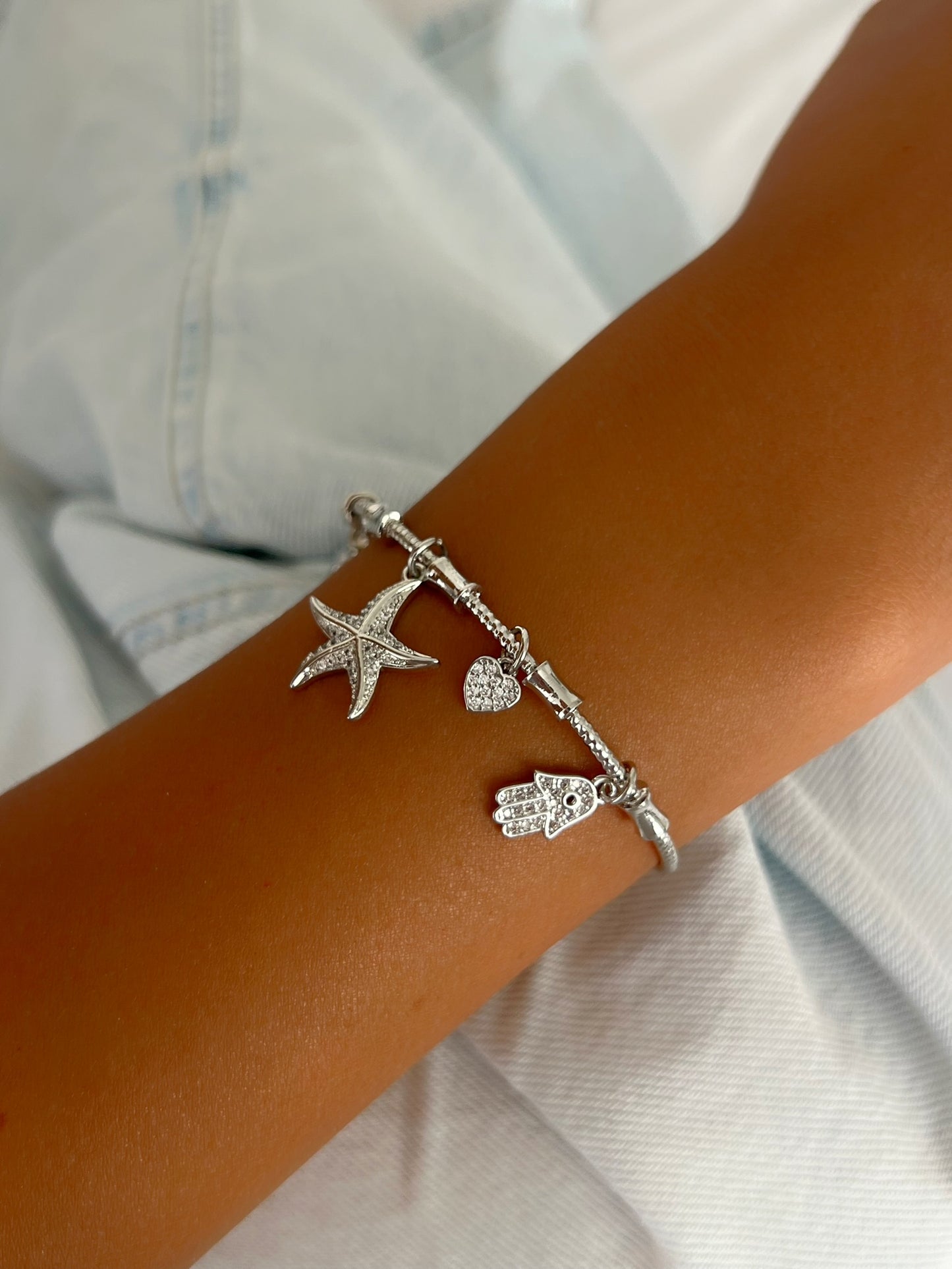 צמיד קשיח תליונים