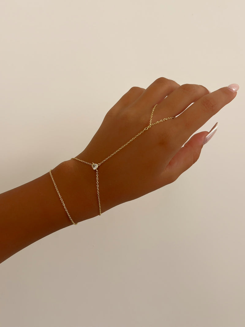 צמיד טבעת כפול בציפוי זהב עם תליון לב משובץ זירקון – תכשיט עדין ומלא רומנטיות מבית סאפורו