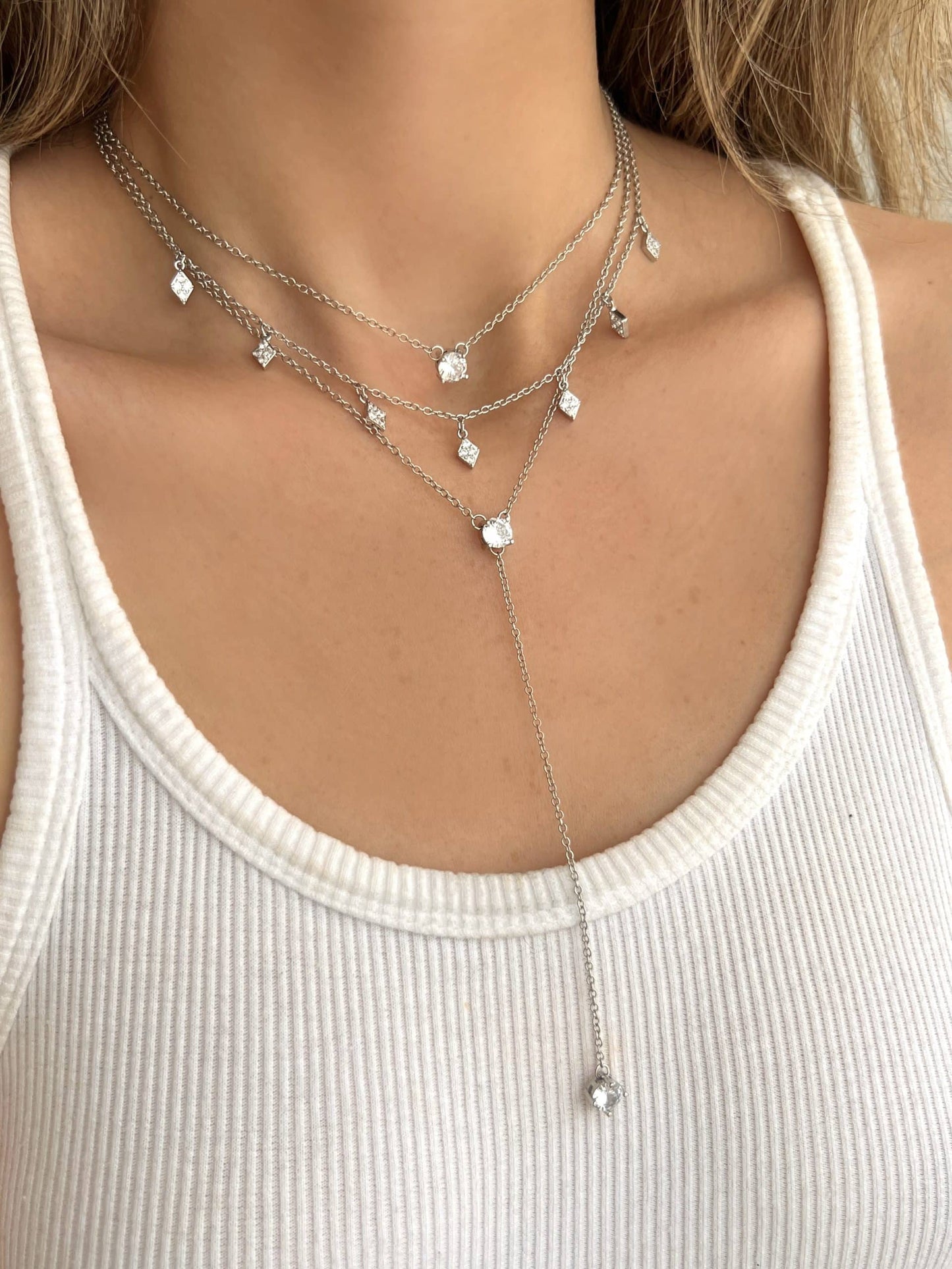 שרשרת זירקון נופלת