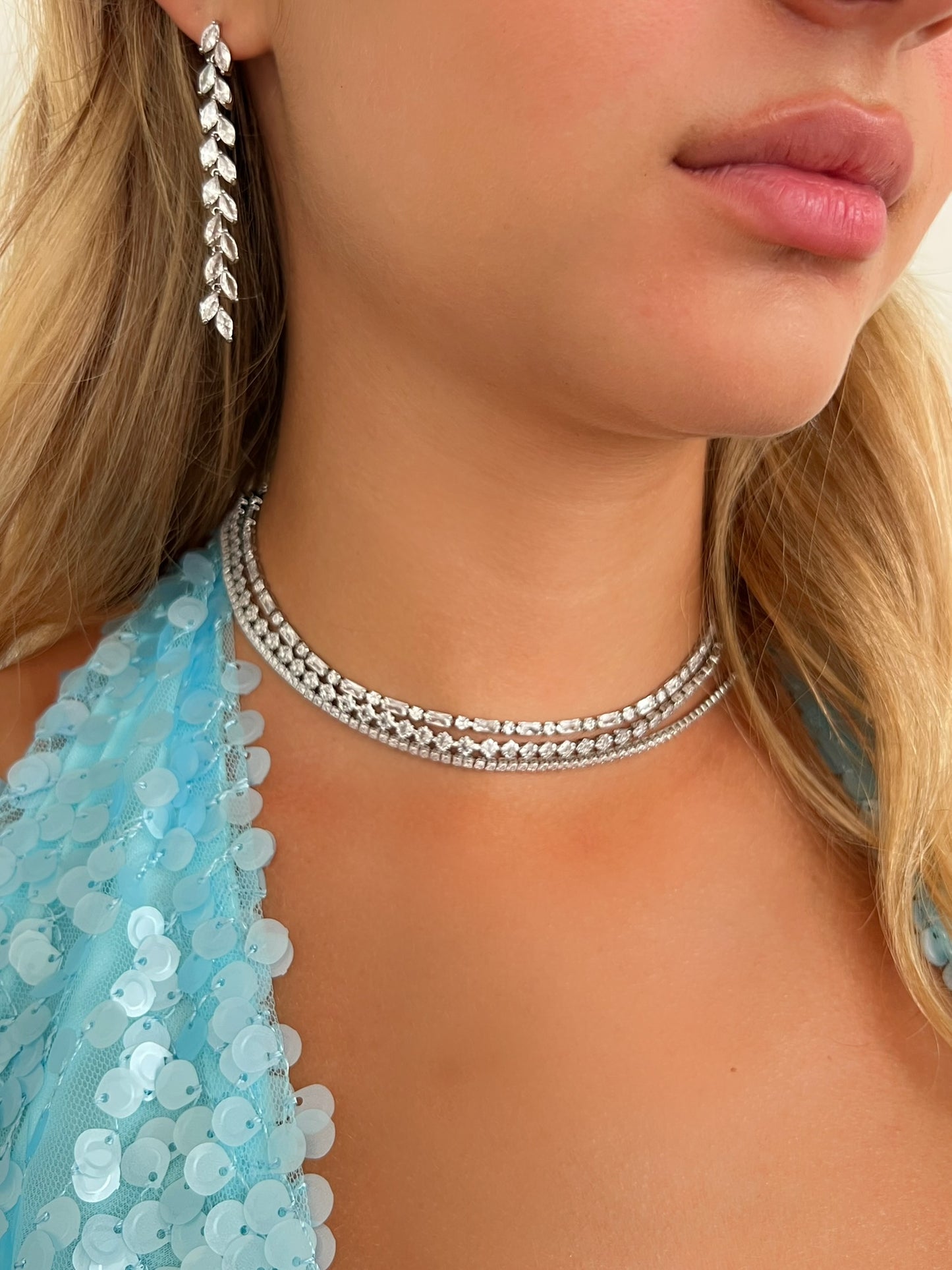 זוג עגילי עלה זירקונים