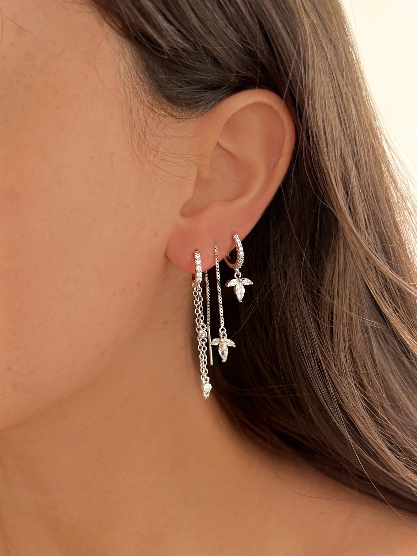 זוג עגילי חישוק פרח לוטוס בל קלאסי