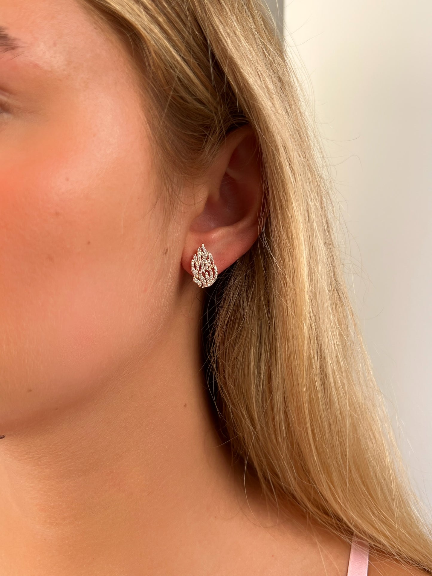 זוג עגילי האש שלי צמוד