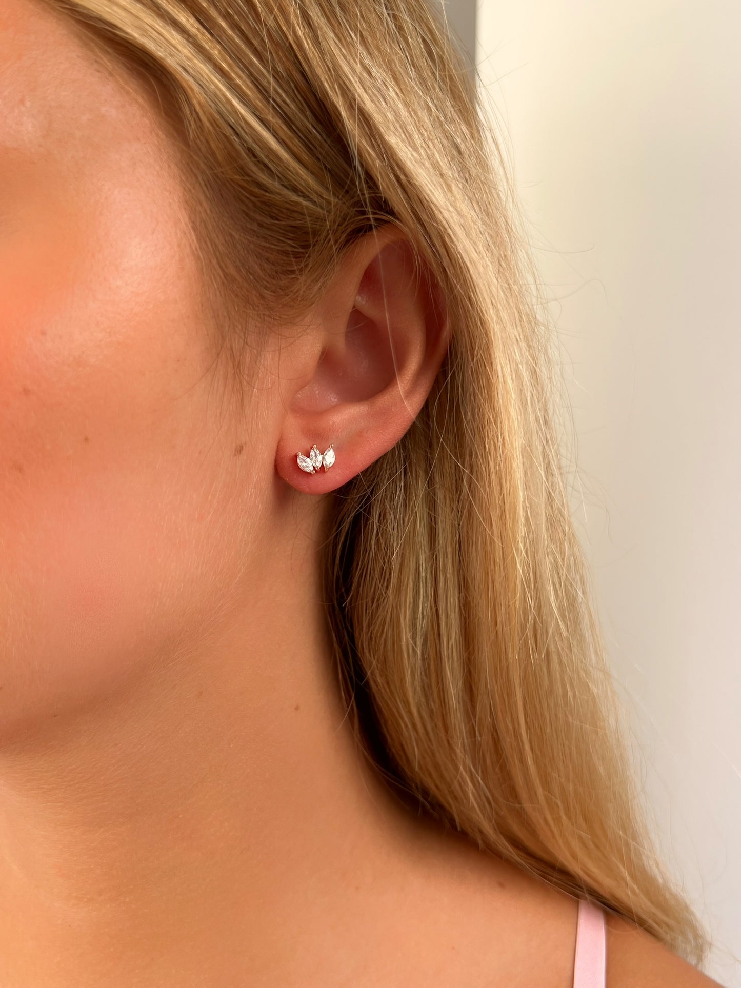 זוג עגילי פרח לוטוס בל