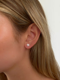 זוג עגילי פרח משובץ