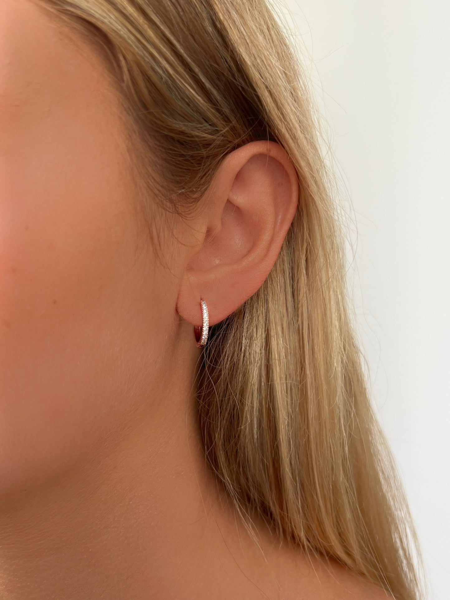 זוג עגילי חישוק משובץ