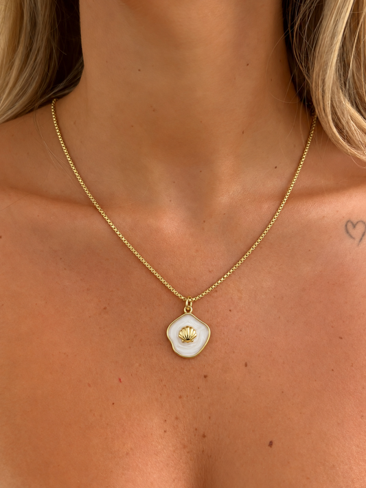 files/Gold-edged_shell_pendant_necklace.png