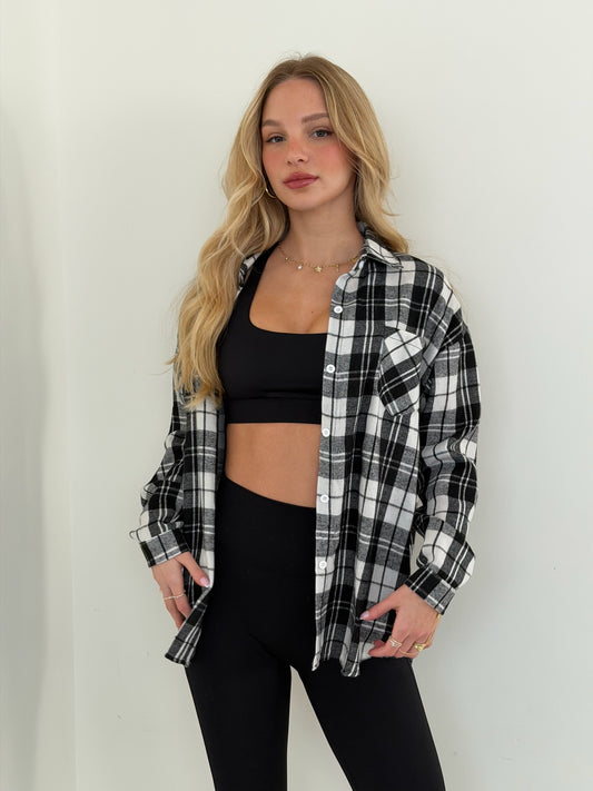 מכופתרת כריס שחור לבן