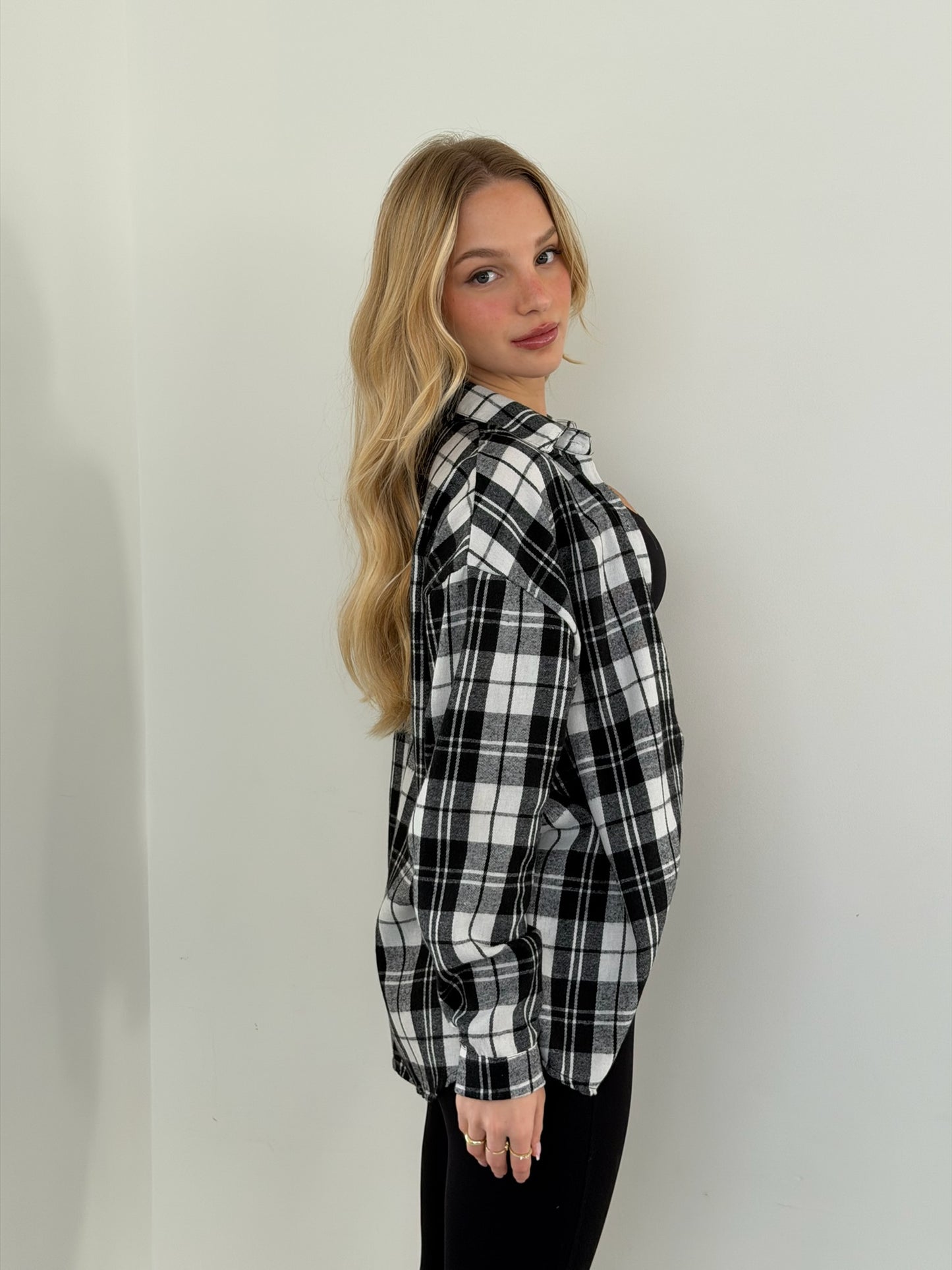 מכופתרת כריס שחור לבן