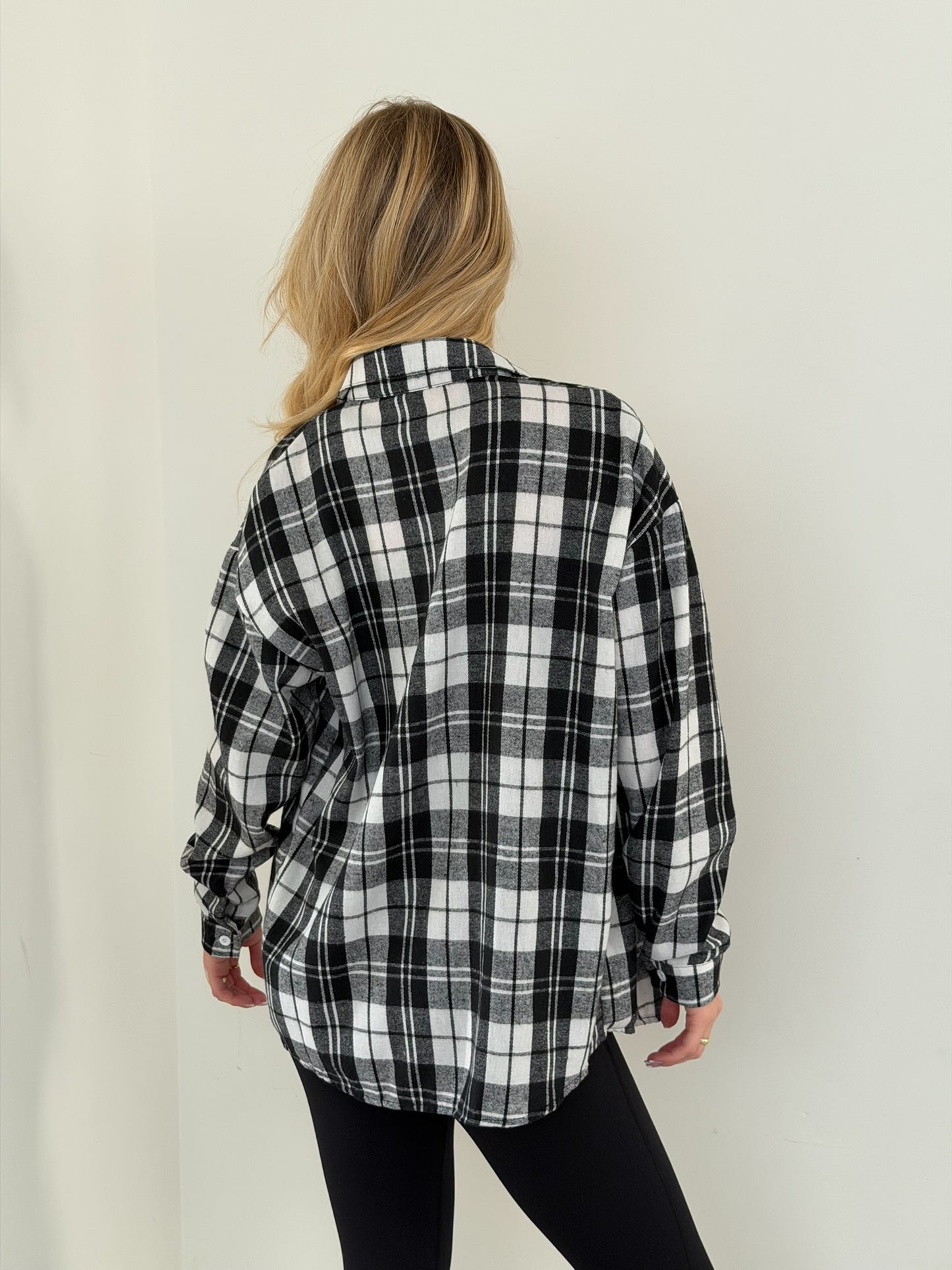 מכופתרת כריס שחור לבן