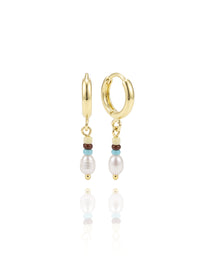 זוג עגילי חישוק פנינה וחרוזים צבעוני