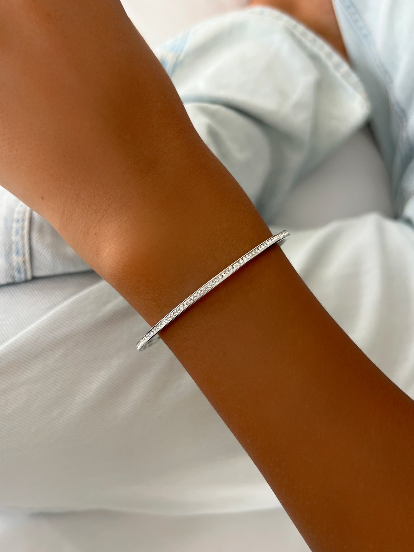 צמיד קשיח שורה משובץ