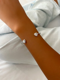 צמיד קשיח לבבות משובצים