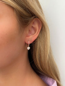 זוג עגילי חישוק אבן זירקון לב משובץ