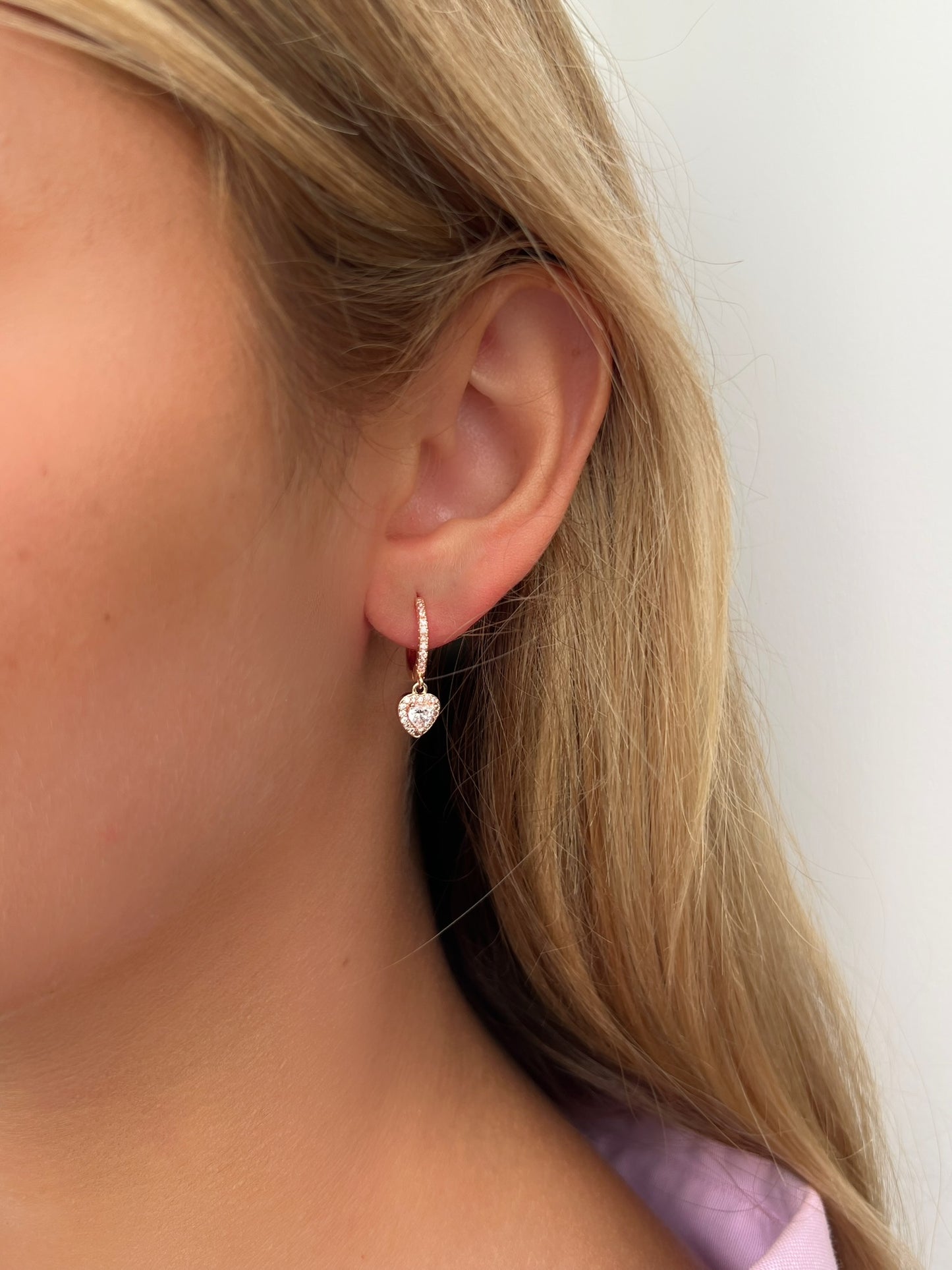 זוג עגילי חישוק אבן זירקון לב משובץ