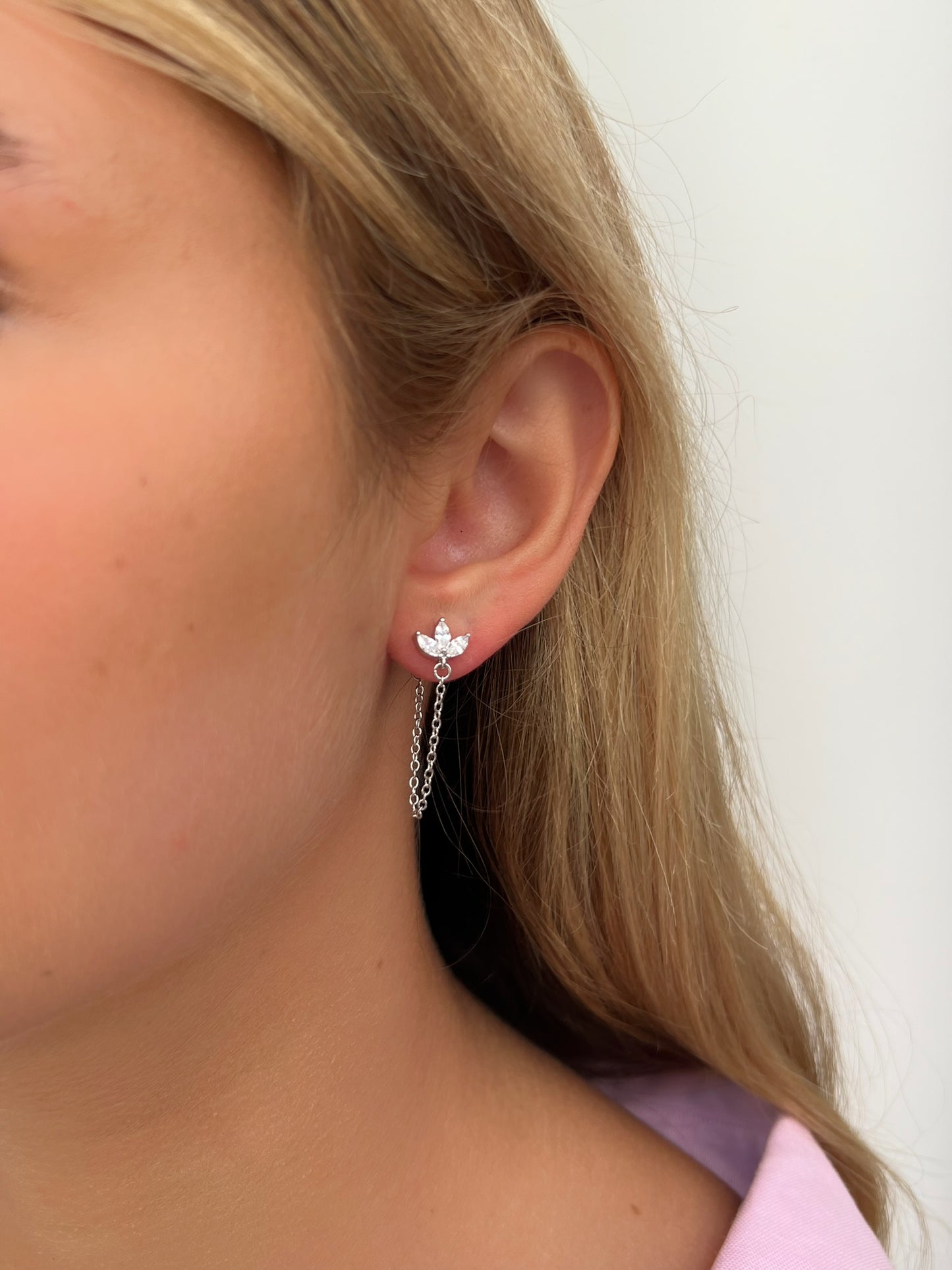 זוג עגילי פרח לוטוס בל משובצים בשילוב שרשרת