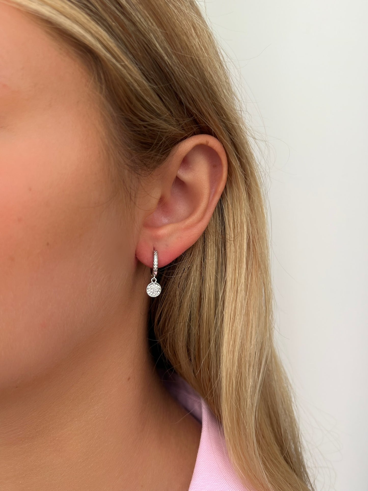 זוג עגילי חישוק עיגול משובץ