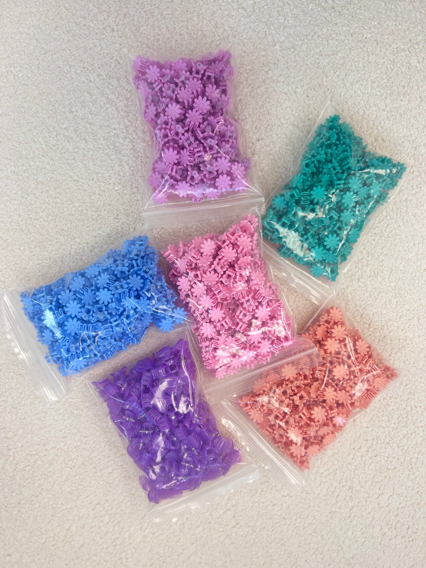 מארז של כ- 100 מיני קליפסים בהפתעה