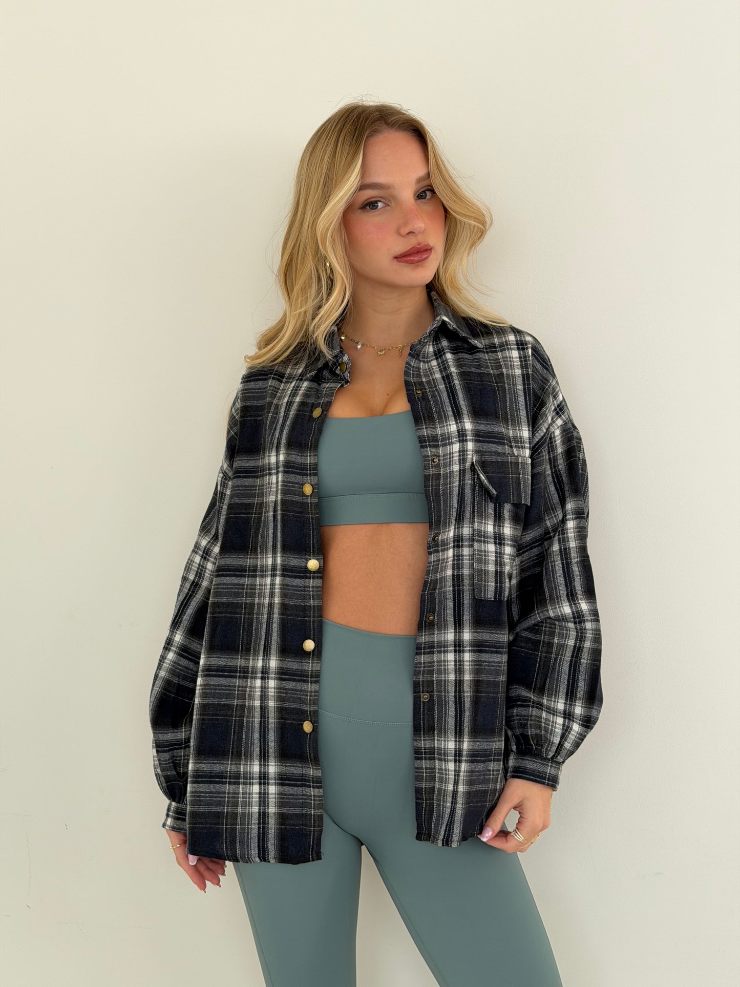 מכופתרת זואי נייבי