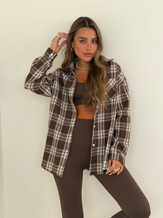 מכופתרת ליה חום