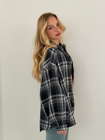 מכופתרת זואי נייבי