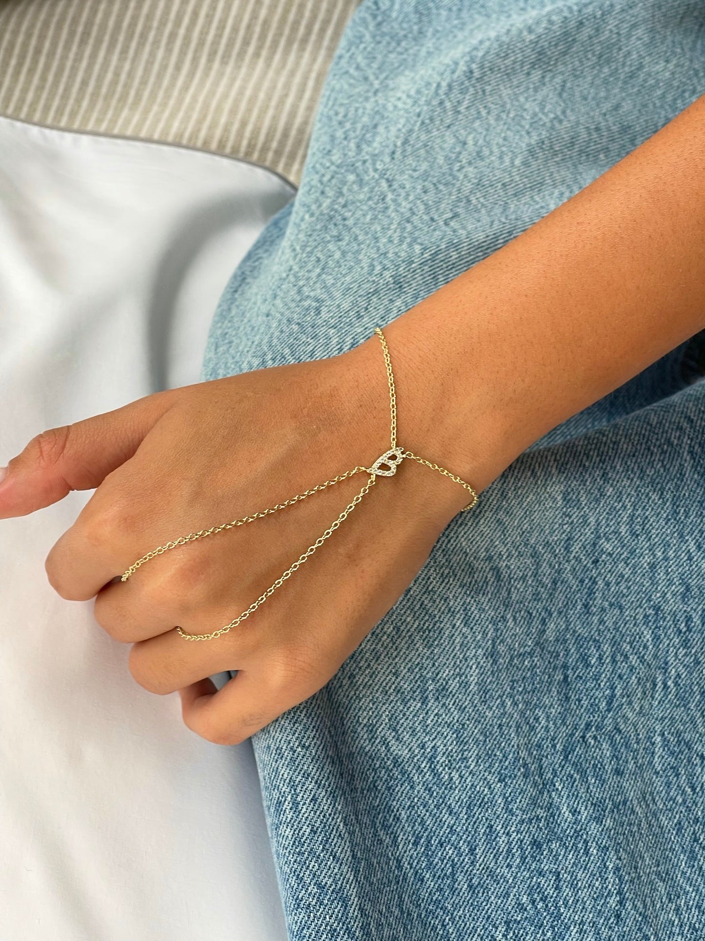 צמיד טבעת אות משובצת