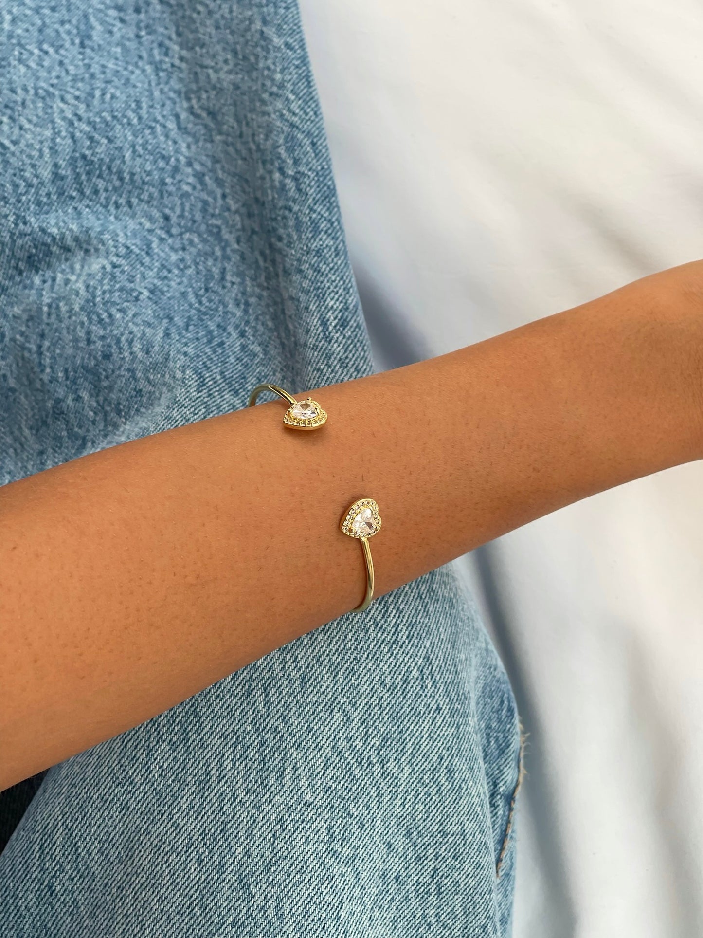 צמיד קשיח לבבות משובצים