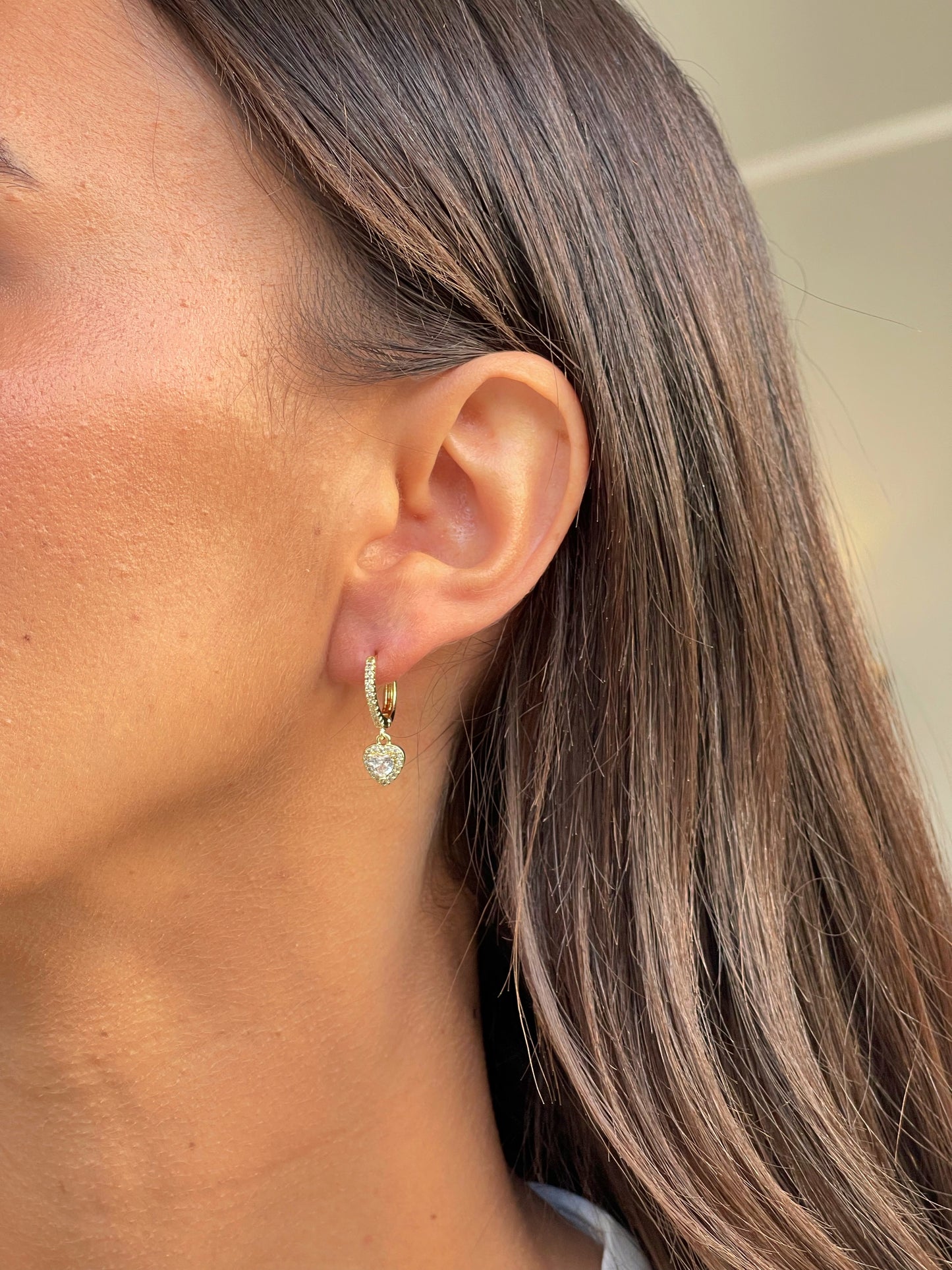 זוג עגילי חישוק אבן זירקון לב משובץ