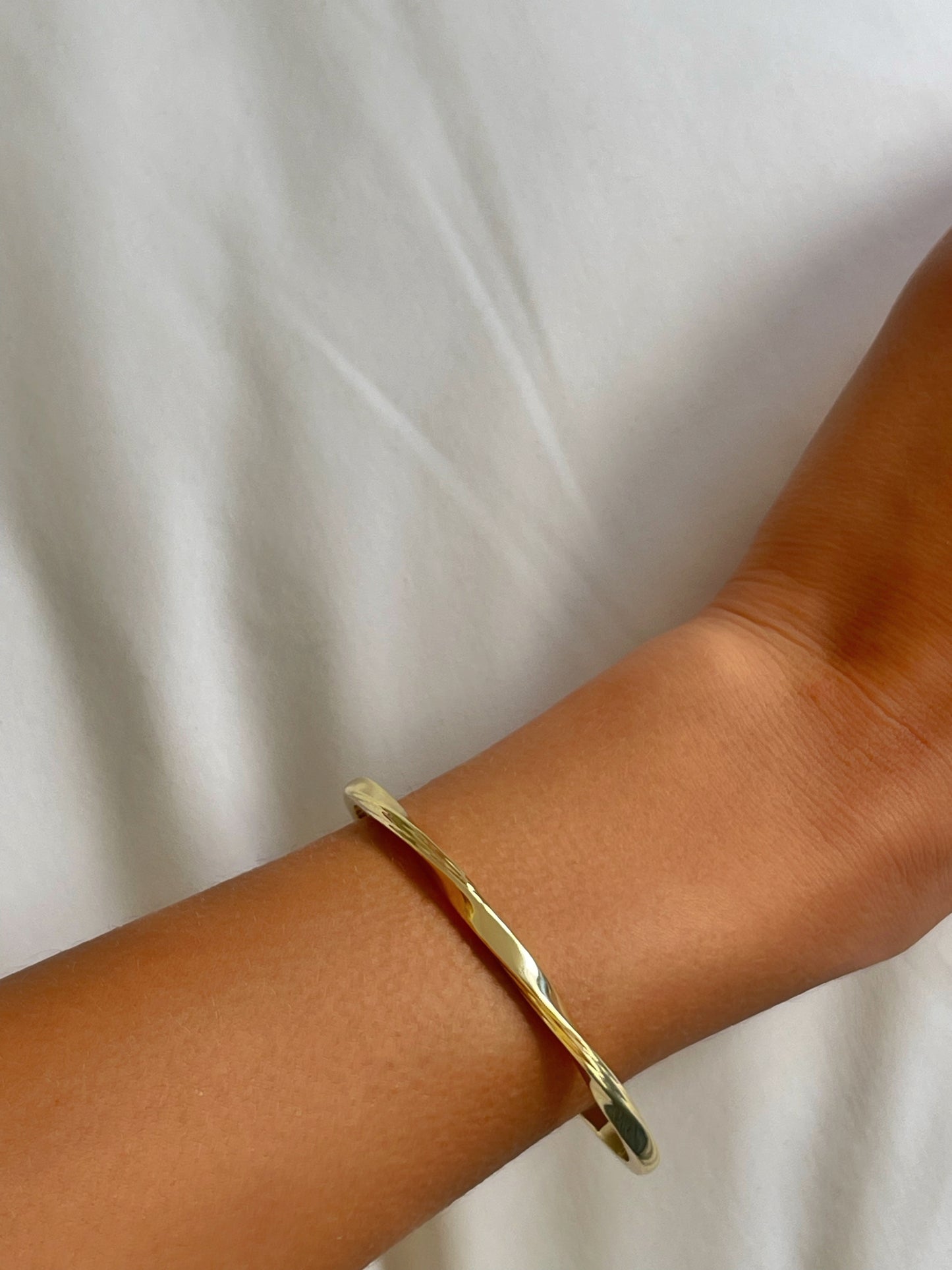 צמיד קשיח מסולסל עדין