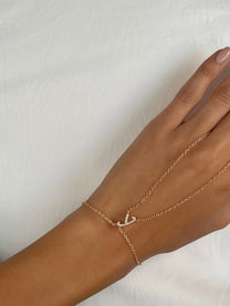 צמיד טבעת אות משובצת