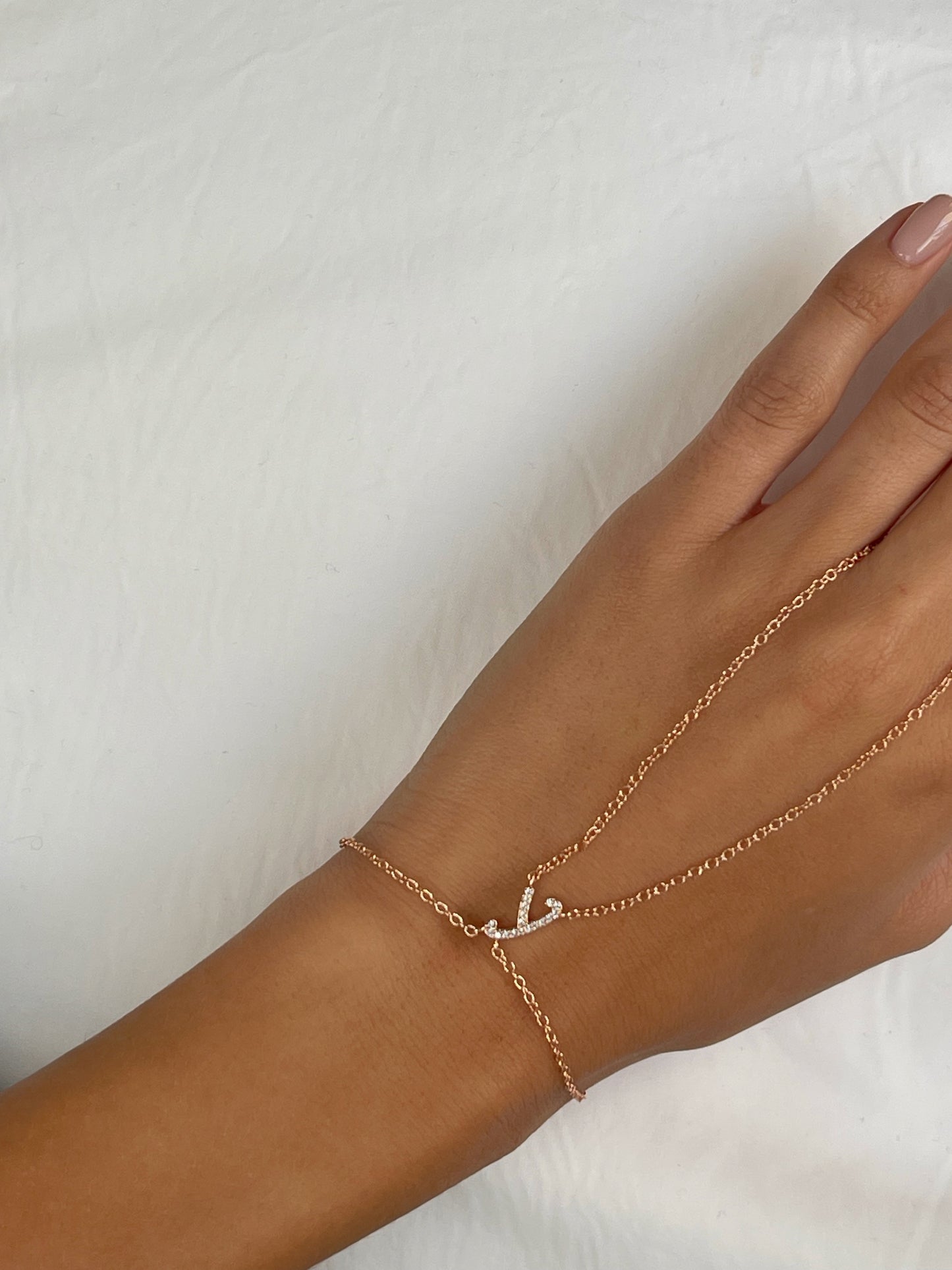 צמיד טבעת אות משובצת