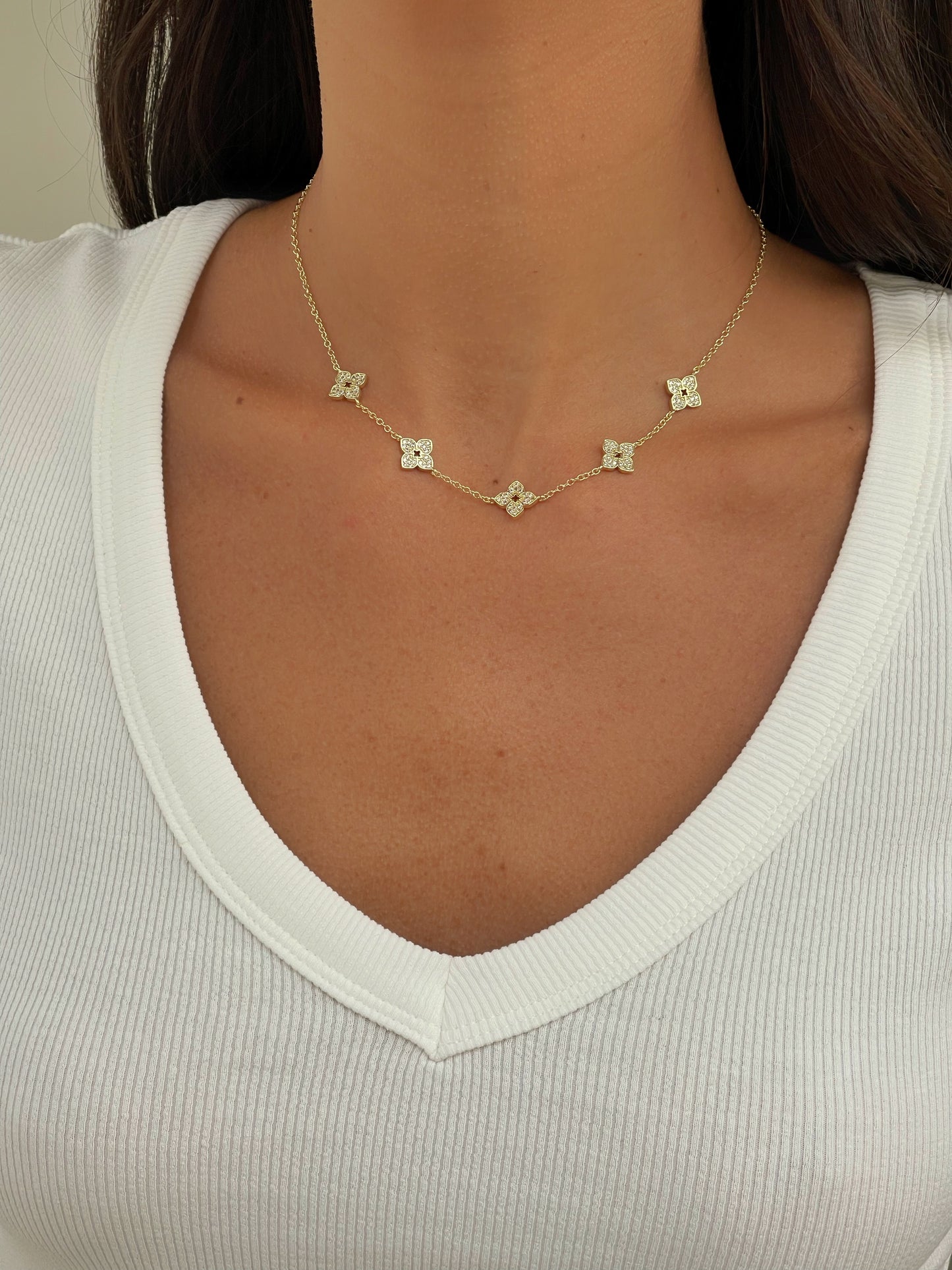 שרשרת פרחים משובצים