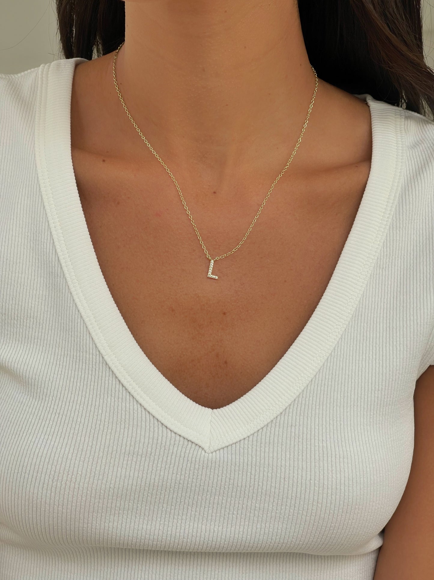 שרשרת אות משובצת עדינה