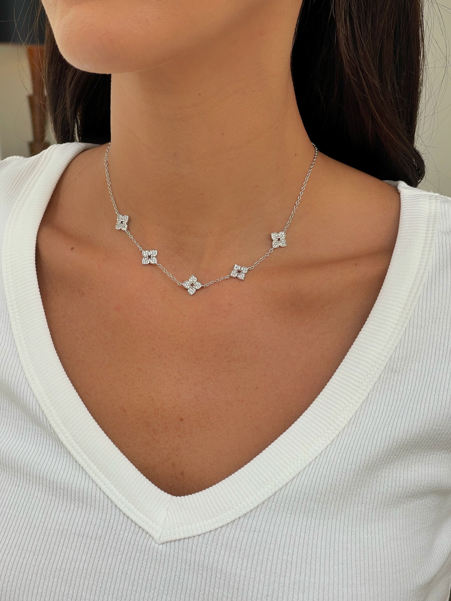 שרשרת פרחים משובצים