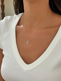 שרשרת אות משובצת עדינה