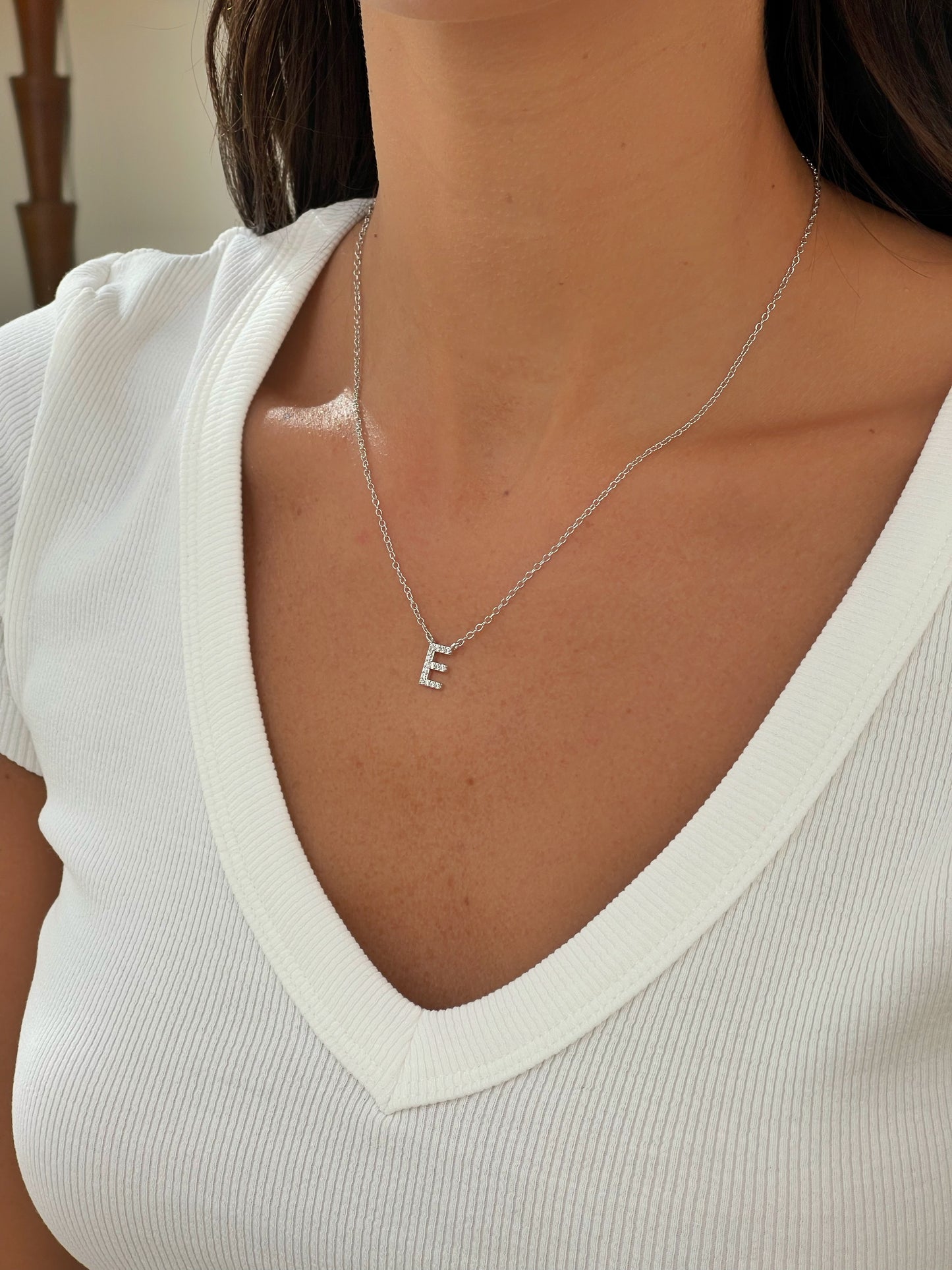 שרשרת אות משובצת עדינה