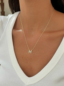 שרשרת אות משובצת עדינה