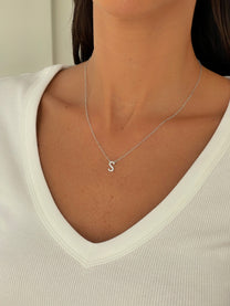 שרשרת אות משובצת עדינה