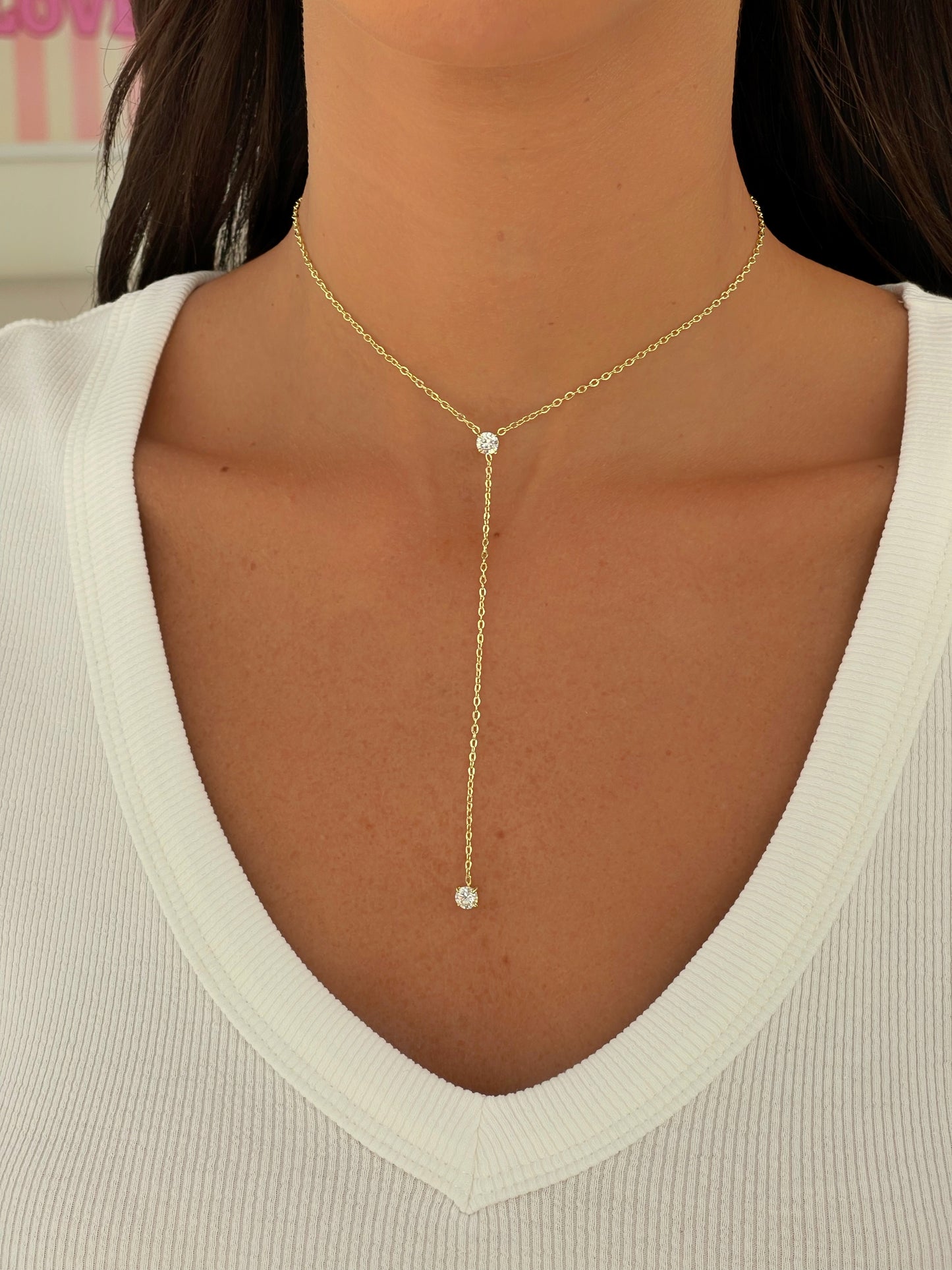 שרשרת זירקון נופלת אל חלד