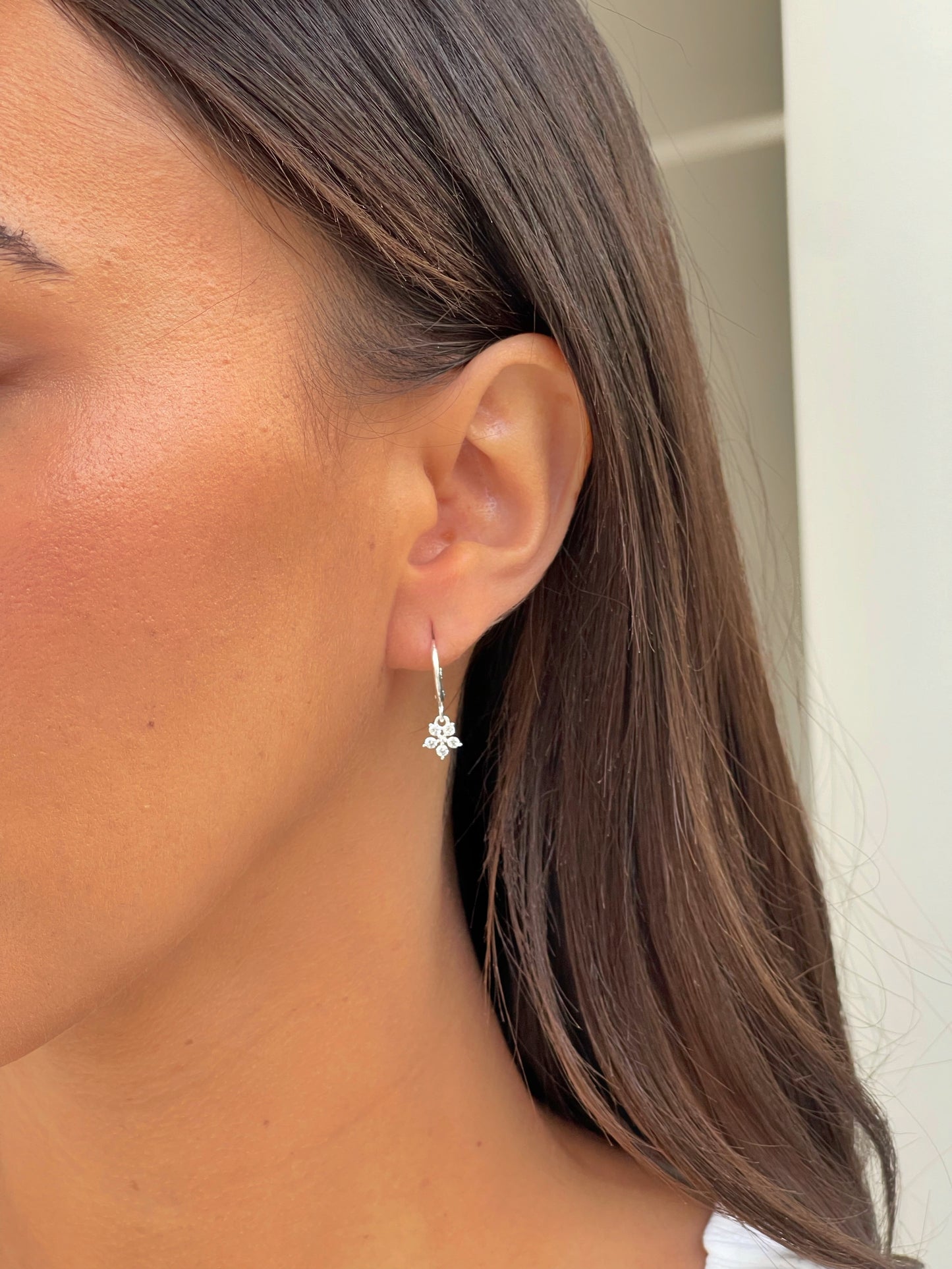 זוג עגילי חישוק פרח משובץ מכסף אמיתי 925