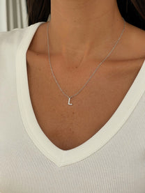 שרשרת אות משובצת עדינה