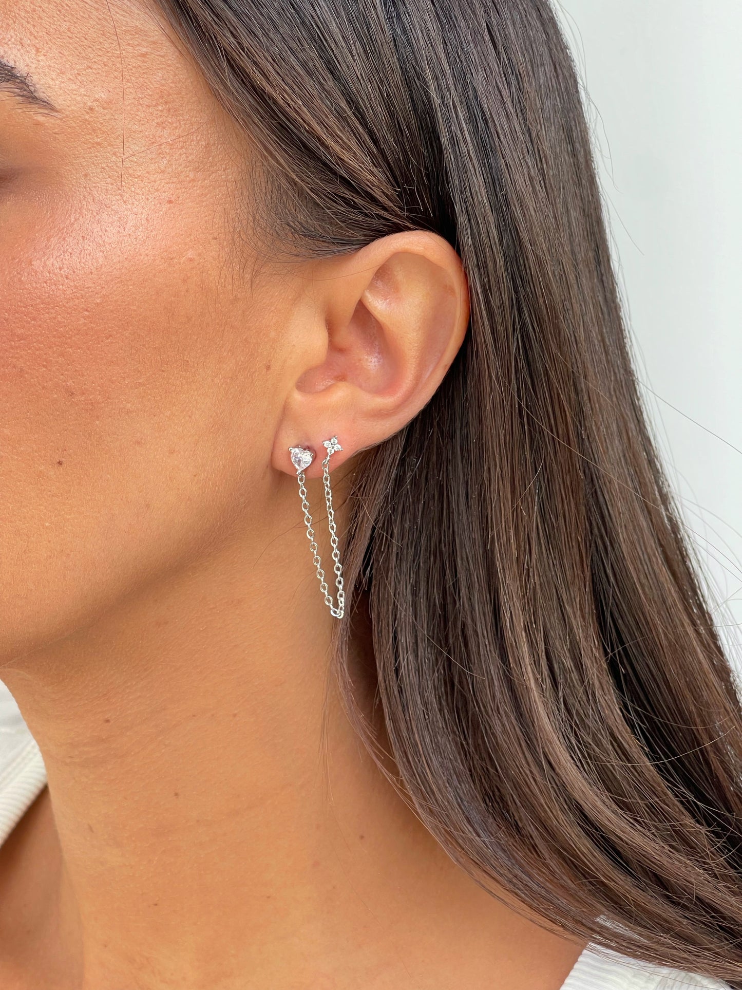 עגיל פרח משובץ עדין בשילוב זירקון לב מכסף אמיתי 925