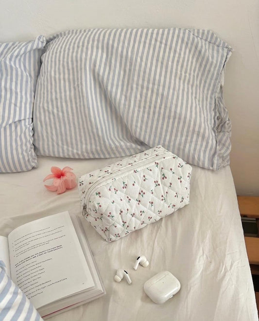 תיק איפור לבן דובדבנים